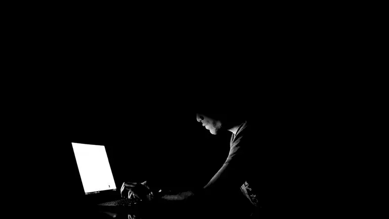 Un hombre con un ordenador