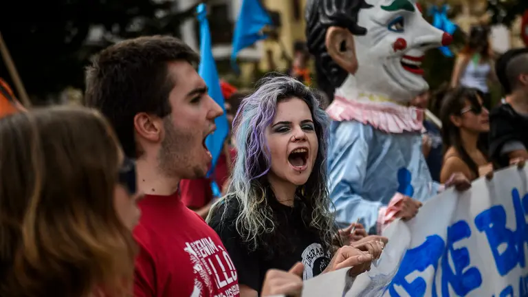 Cientos de personas se manifiestan a favor del _Gaztetxe Maravillas_ por las calles de Pamplona. PABLO LASAOSA 03