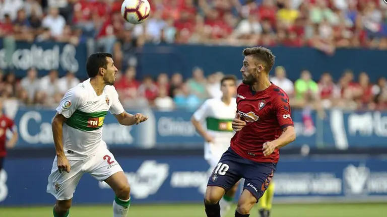 Torres. Partido entre Osasuna y Elche en El Sadar LALIGA 15
