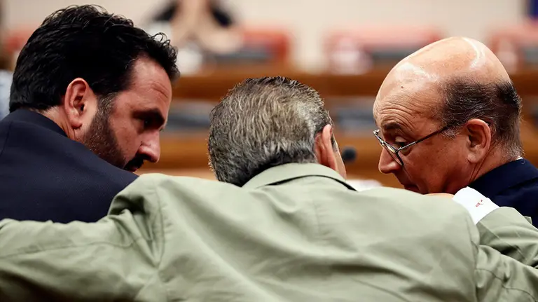Los diputados de UPN Alli Martínez e Íñigo Jesús (c) conversan con el diputado del PNV Mikel Legarda (d), durante una reunión de la Diputación Permanente del Congreso. EFE/Mariscal