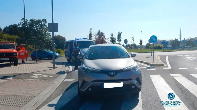 La Policía Municipal interviene ante una incidencia de tráfico en Pamplona. POLICÍA MUNICIPAL