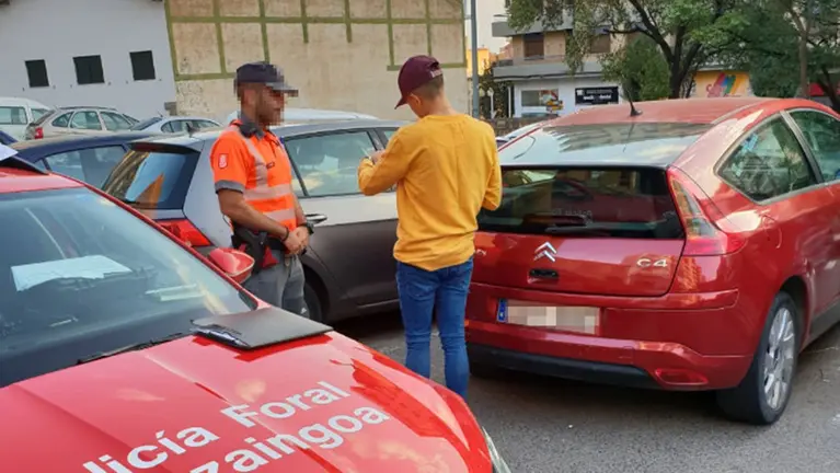Momento de la intercepción a un joven de 28 años en Tudela que circulaba dando bandazos y duplicaba la tasa de alcohol permitida POLICÍA FORAL