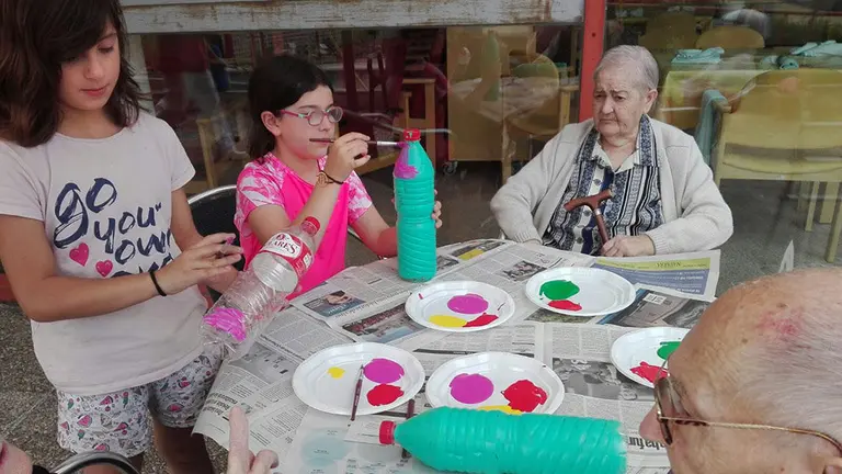 Mayores y niños compartiendo actividades en el campamento de Eulate