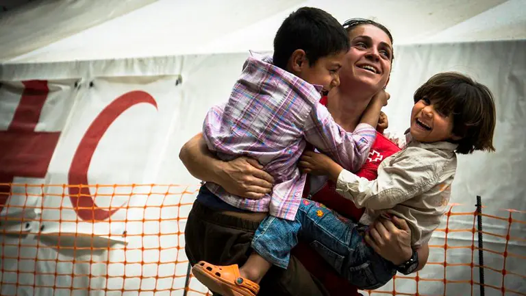 Una mujer se reúne de nuevo con sus hijos CRUZ ROJA