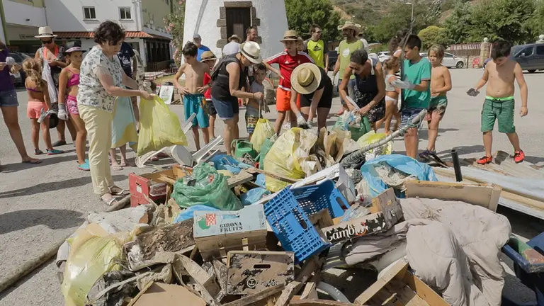 Niños y mayores participan en la acción del Comando Borraja para limpiar el río Arga en Mendigorría. IMÁGENES CEDIDAS