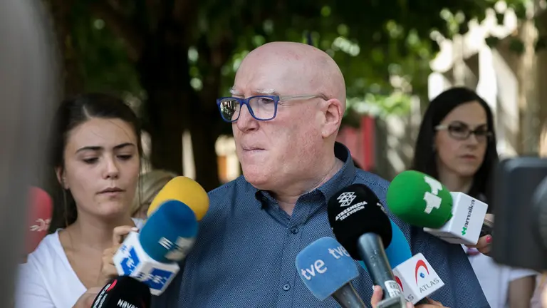 Concentración en Huarte para rechazar la muerte de su vecina Natalia Balyuk, de 38 años, en lo que parece ser un nuevo caso de violencia machista (04). IÑIGO ALZUGARAY