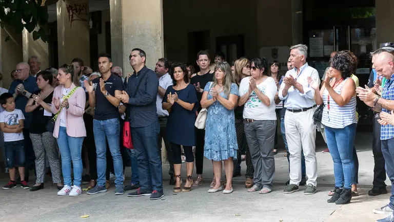 Concentración en Huarte para rechazar la muerte de su vecina Natalia Balyuk, de 38 años, en lo que parece ser un nuevo caso de violencia machista (16). IÑIGO ALZUGARAY