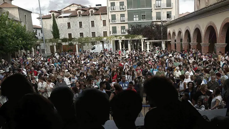 GRAF2270. HUARTE, 29/08/2018.- Varios cientos de personas se han concentrado esta tarde en la plaza del Ayuntamiento de Huarte para condenar la muerte de una vecina de esa localidad en lo que parece ser un nuevo caso de violencia machista. N.B., de 38 años y nacionalidad ucraniana, falleció el lunes en el Complejo Hospitalario de Navarra, donde se encontraba ingresada desde el sábado, tras sufrir numerosos golpes a manos de su marido, quien ha reconocido haberle golpeado.EFE/Jesús Diges
