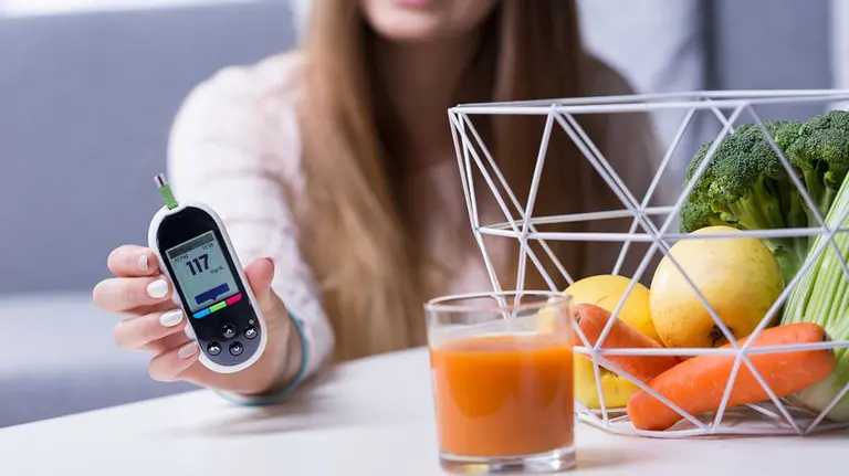 Una mujer muestra el resultado del control de azúcar en sangre que suelen realizarse las personas con diabetes. Foto: GOBIERNO DE NAVARRA