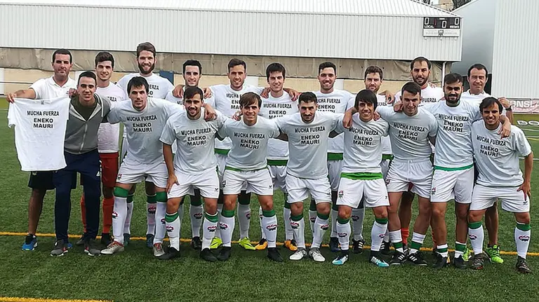 Jugadores de la AD San Juan en apoyo a Eneko Ezkurra. Twitter San Juan.