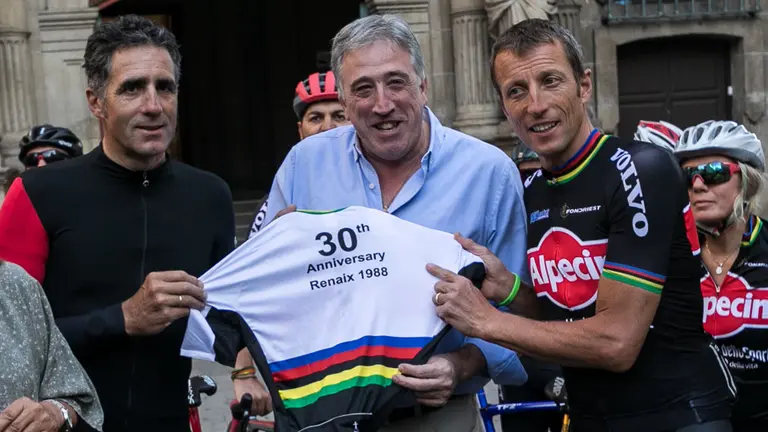 El alcalde de Pamplona, Joseba Asiron, y Esther Cremaes, reciben a los ciclistas participantes en una iniciativa que busca concienciar sobre el respeto necesario entre la bicicleta y el coche. IN (10)