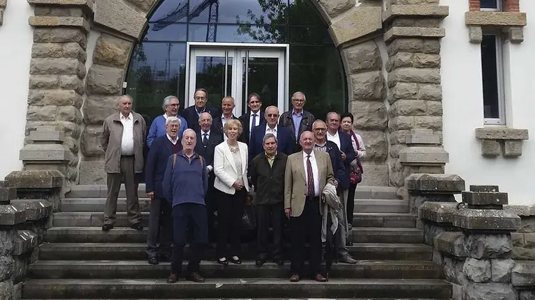 Integrantes de la 51.ª promoción de Peritos Agrícolas de Navarra posan en la antigua Escuela de Villava.