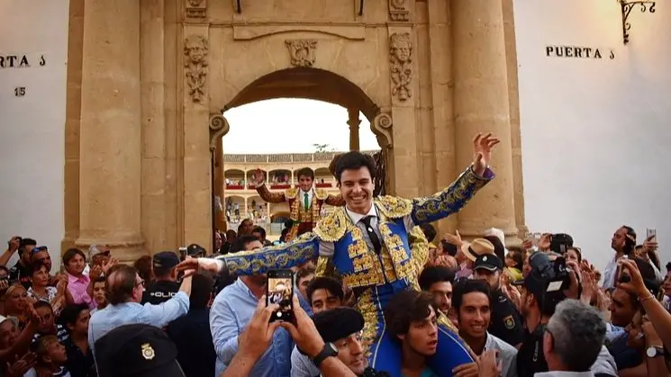 Toñete sale a hombros de la plaza de toros de Ronda. 