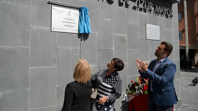 El Ayuntamiento de Zizur Mayor coloca en la fachada de la Casa Consistorial una placa de reconocimiento de los vecinos de esa localidad asesinados por ETA, Carlos Sanz (1979), Diego Torrente (1984) y (13)