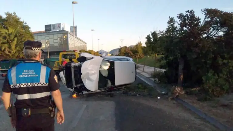 Imagen del vehículo accidentado en el Polígono de Agustinos de Pamplona.