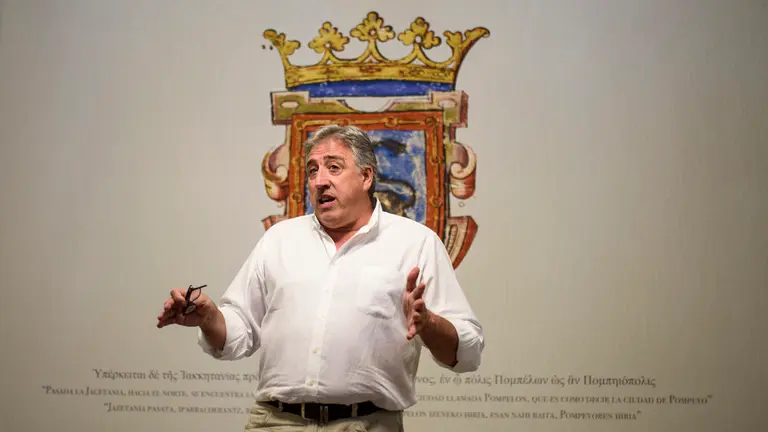 El alcalde de Pamplona Joseba Asirón realiza una visita guiada por el zaguán del Ayuntamiento. MIGUEL OSÉS_1