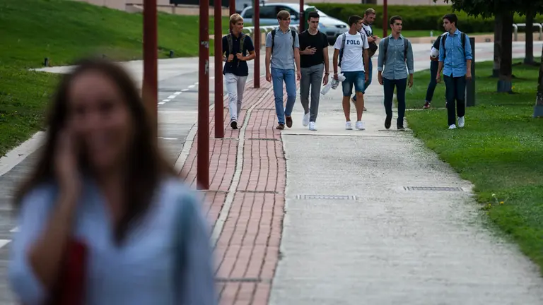 Los estudiantes navarros vuelven a las clases en el comienozo del curso académico. MIGUEL OSÉS_2