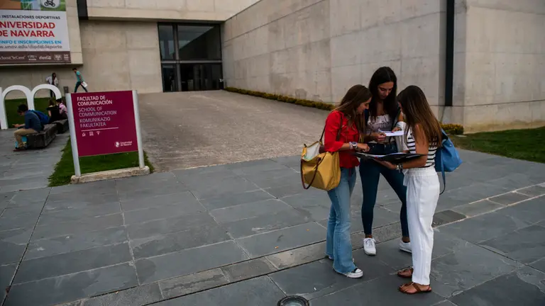 Los estudiantes navarros vuelven a las clases en el comienozo del curso académico. MIGUEL OSÉS_9
