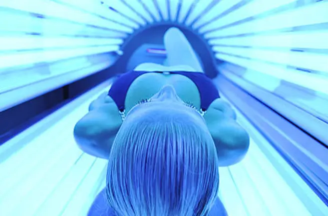 Una  mujer se broncea en un solarium. ARCHIVO