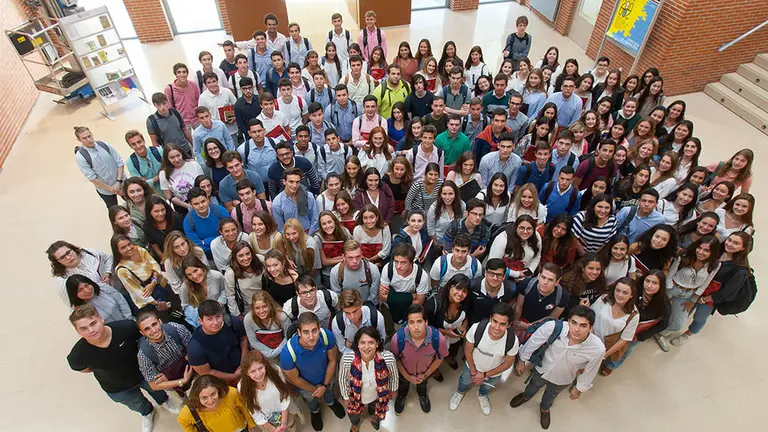 Alumnos de la Faculta de Arquitectura de la UNAV en el inicio de las clases