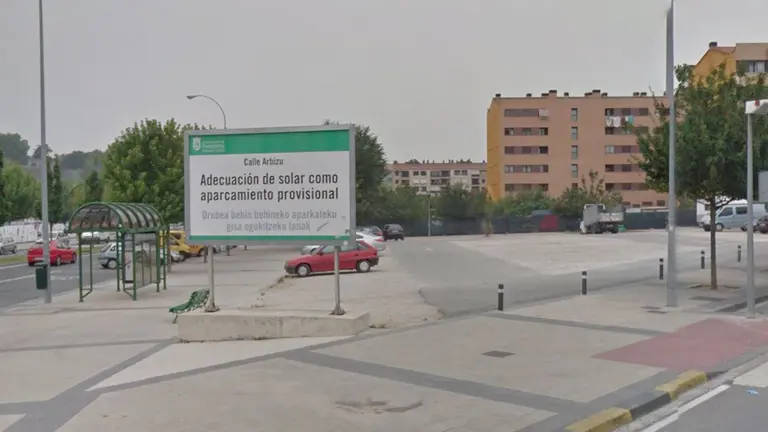 Imagen de un solar acondicionado como aparcamiento provisional de coches en el barrio de la Rochapea ARCHIVO