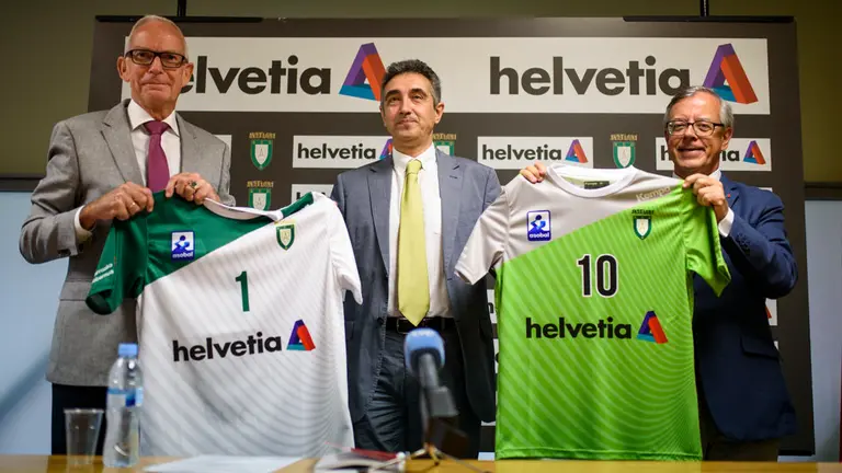 Presentación oficial de Helvetia Anaitasuna tras una rueda de prensa en la que intervienen representantes de Helvetia Seguros y de la sociedad Anaitasuna. MIGUEL OSÉS