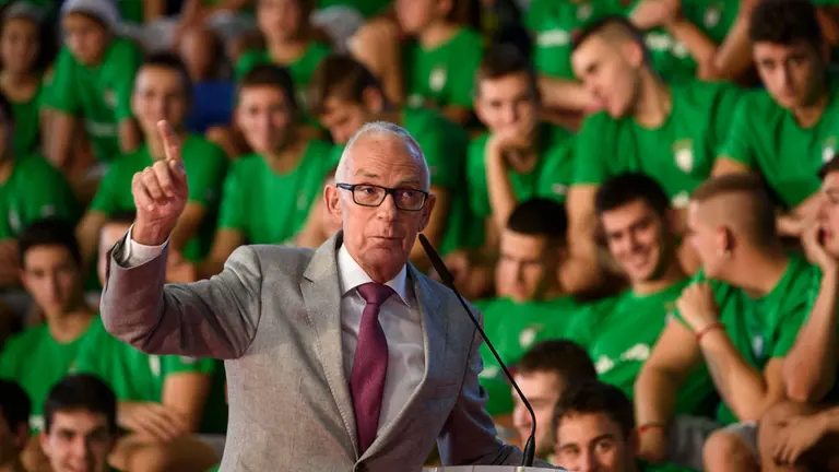 Presentación oficial de Helvetia Anaitasuna tras una rueda de prensa en la que intervienen representantes de Helvetia Seguros y de la sociedad Anaitasuna. MIGUEL OSÉS_7