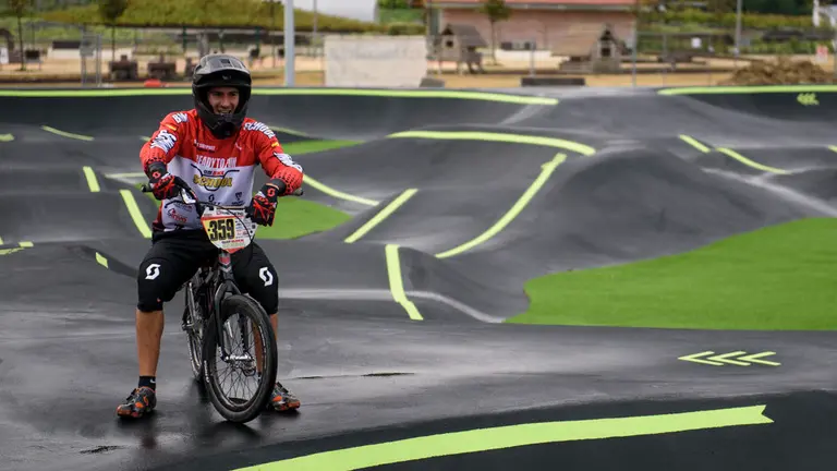 El alcalde de Pamplona, Joseba Asiron, y los miembros de la gerencia y comisión de Urbanismo visitan las obras de la nueva pista de _pump track_ que se está realizando en Trinitarios. MIG (2)