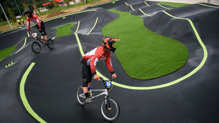 El alcalde de Pamplona, Joseba Asiron, y los miembros de la gerencia y comisión de Urbanismo visitan las obras de la nueva pista de _pump track_ que se está realizando en Trinitarios. MIG (6)