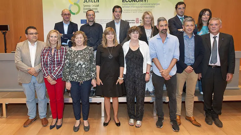 Ana Ollo e Isabel Elizalde con otros representantes institucionales
