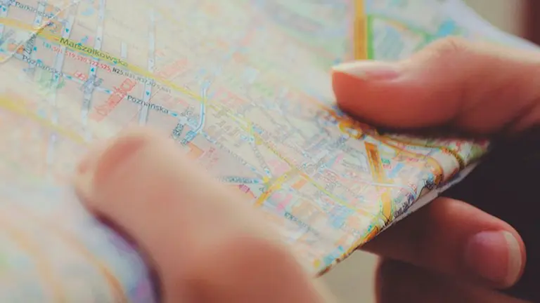 Una persona sostiene un mapa