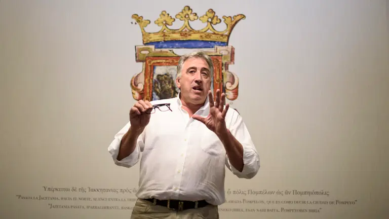 Joseba Asirón en el zaguan del ayuntamiento de Pamplona. MIGUEL OSÉS