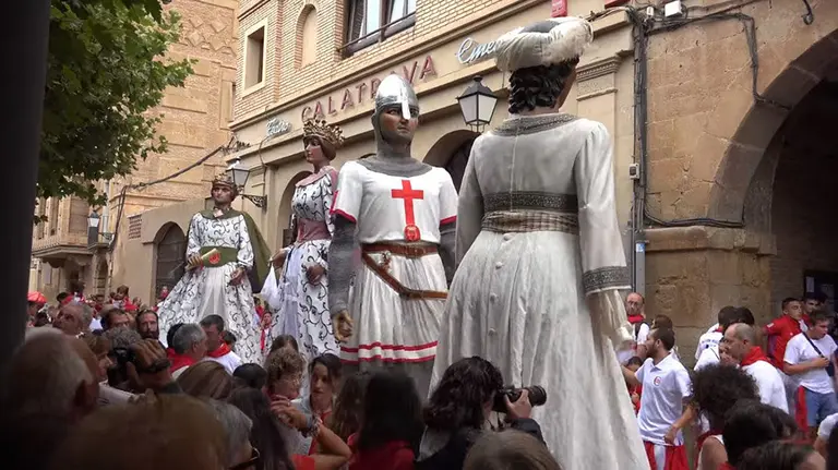 Los gigantes de Fitero durante uno de los bailes en las fiestas patronales de 2017 Foto YOUTUBE PÉREZ FITERO
