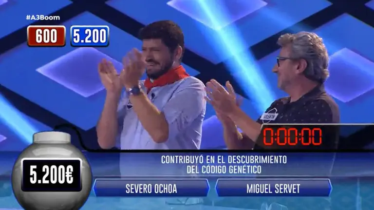 El tafallés Manu Zapata, ataviado con el pañuelo rojo de fiestas, en un programa de Boom ANTENA 3