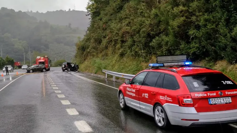 Policía Foral y Bomberos atienden el accidente en la N-121-A en Bera que ha dejado tres heridos. PF