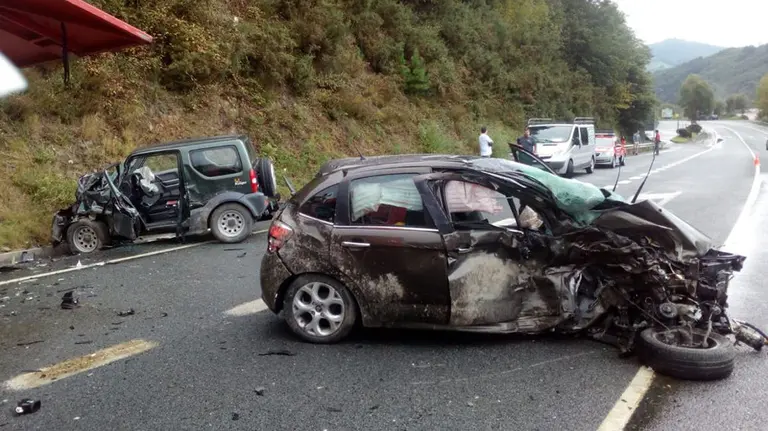 Imagen de la brutal colisión entre dos coches en la N-121-A entre Bera y Endarlatza BOMBEROS DE NAVARRA