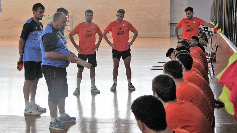 José Lucas Mena se dirige a sus jugadores del Aspil Vidal. Cedida.