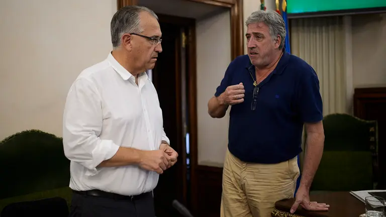 Enrique Maya habla con Joseba Asirón. PABLO LASAOSA