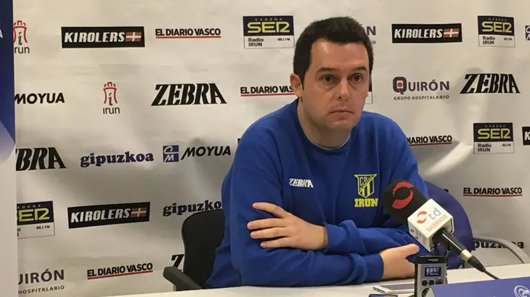 Jacobo Cuétara entrena al Bidasoa. Twitter CD Bidasoa irún.