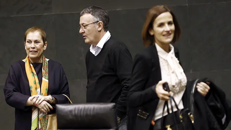 GRA103. PAMPLONA, 04/03/2016.- La presidenta del Gobierno de Navarra Uxue Barkos (i), junto a los parlamentarios de Geroa Bai Patxi Leuza (c) y del PSN María Chivite, antes de comenzar hoy el Pleno del Parlamento que celebra, a propuesta del PP, un pleno monográfico para debatir la situación de las Políticas Sociales en Navarra y aprobar medidas para contribuir a su mejora. EFE/Jesús Diges