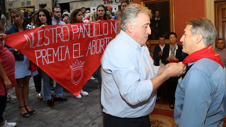 La entrega del Pañuelo de Pamplona a los primeros ginecólogos que practicaron abortos en Navarra ha sido respondida con una concentración en la calle contra esta distinción NAVARRACOM