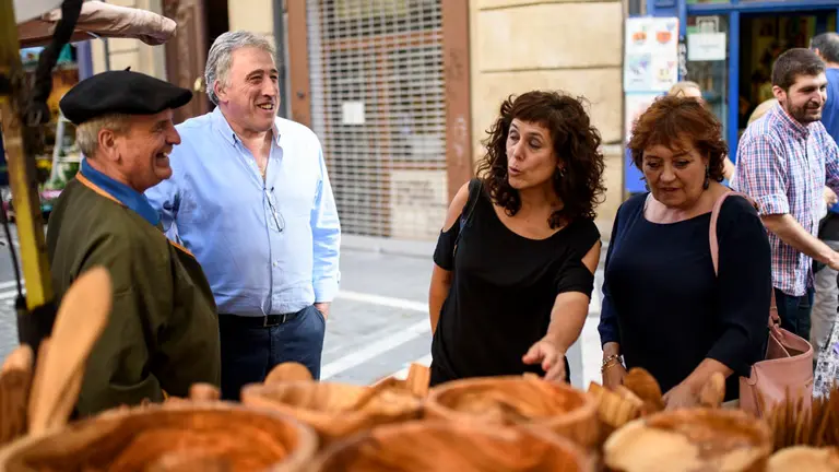El alcalde de Pamplona, Joseba Asiron, y la concejala delegada de Economía Local Sostenible, Patricia Perales, visitan el Mercado de los Tres Burgos, organizado dentro de los actos del Privile (2)