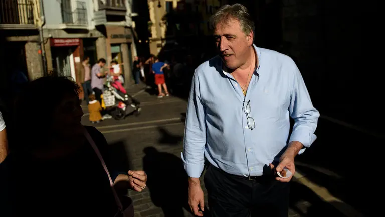 El alcalde de Pamplona, Joseba Asiron, y la concejala delegada de Economía Local Sostenible, Patricia Perales, visitan el Mercado de los Tres Burgos, organizado dentro de los actos del Privile (8)