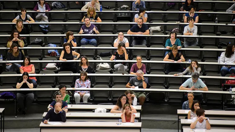 Más de 1.3000 personas se presentan a la selección para la contratación temporal de auxiliares administrativos. PABLO LASAOSA 06