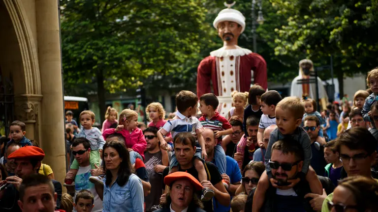 La comparsa de Gigante y Cabezudos de Pamplona salen el día del privilegio de la Unión. MIGUEL OSÉS_9