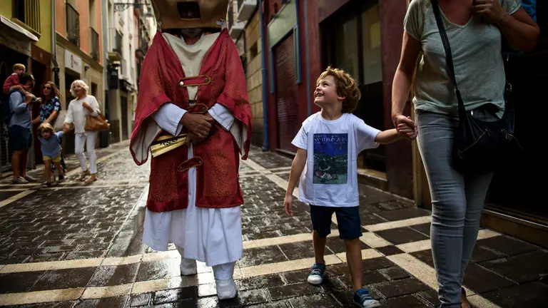 La comparsa de Gigante y Cabezudos de Pamplona salen el día del privilegio de la Unión. MIGUEL OSÉS_11