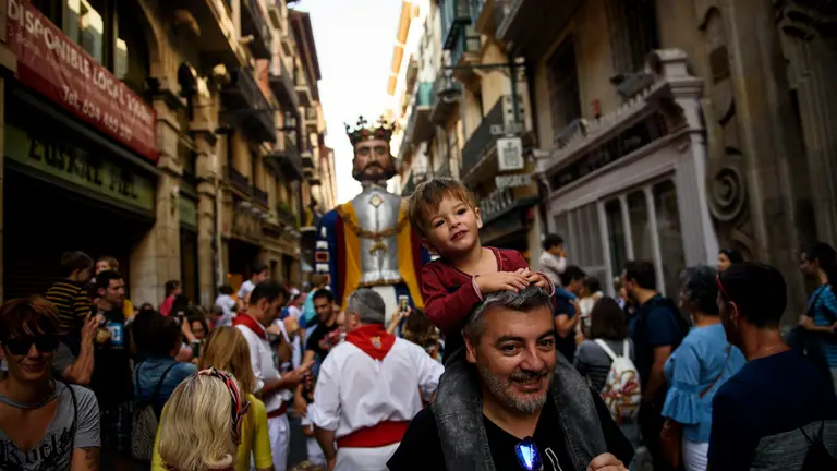 La comparsa de Gigante y Cabezudos de Pamplona salen el día del privilegio de la Unión. MIGUEL OSÉS_19
