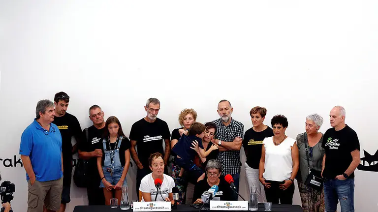 Las familias de los jóvenes condenados por agredir en octubre de 2016 a dos guardia civiles y sus parejas en Alsasua durante la rueda de prensa que han ofrecido hoy en Pamplona en donde Bel Pozueta (i), madre de Adur Ramírez, Miren Olea (d), han leído un comunicado en el que han mostrado su alegría porque estén ya en prisiones próximas a sus domicilios, aunque su objetivo es verlos &#34;en casa, libres&#34;. EFE/Villar López