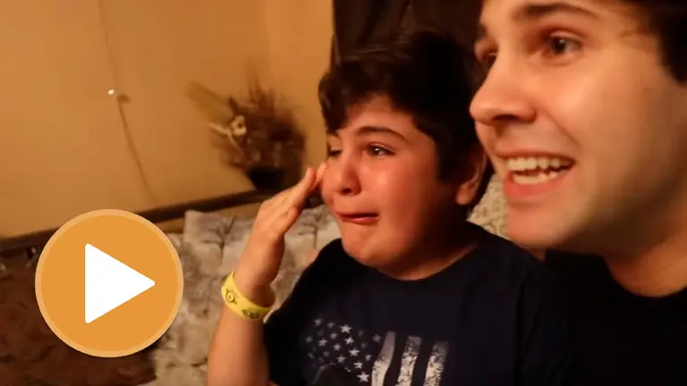 Un youtuber convence a un chico de que es invisible