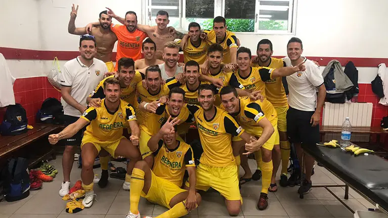 Alegría del Izarra en el vestuario tras la victoria en Llodio. Twitter Izarra.